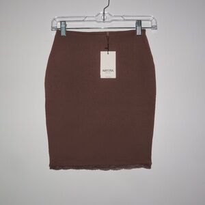 Aritzia Original Contour Conviction Skirt in Rich Mocha Brown. Size: XXS. NWT